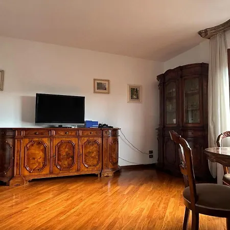 Vicino Al Centro Di Perugia, Elce *